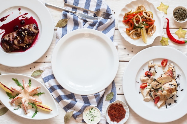 Stół z talerzami i jedzeniem